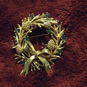 Christmas Elegant Gold Wreath Brooch with Multicolor Accents